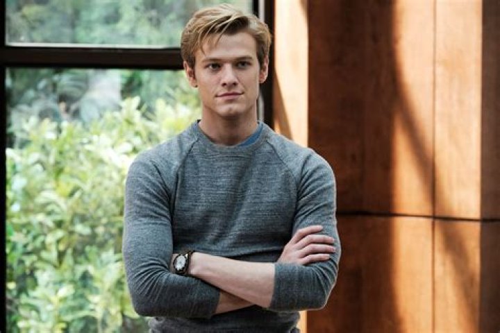 Macgyver Star Lucas Till S